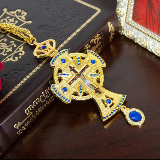 Vergulde kruisketting met blauwe edelstenen